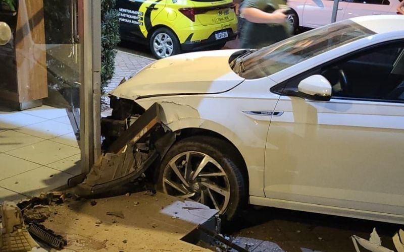VÍDEO: Veja momento em que carro colide em padaria na Avenida Maurício Cardoso