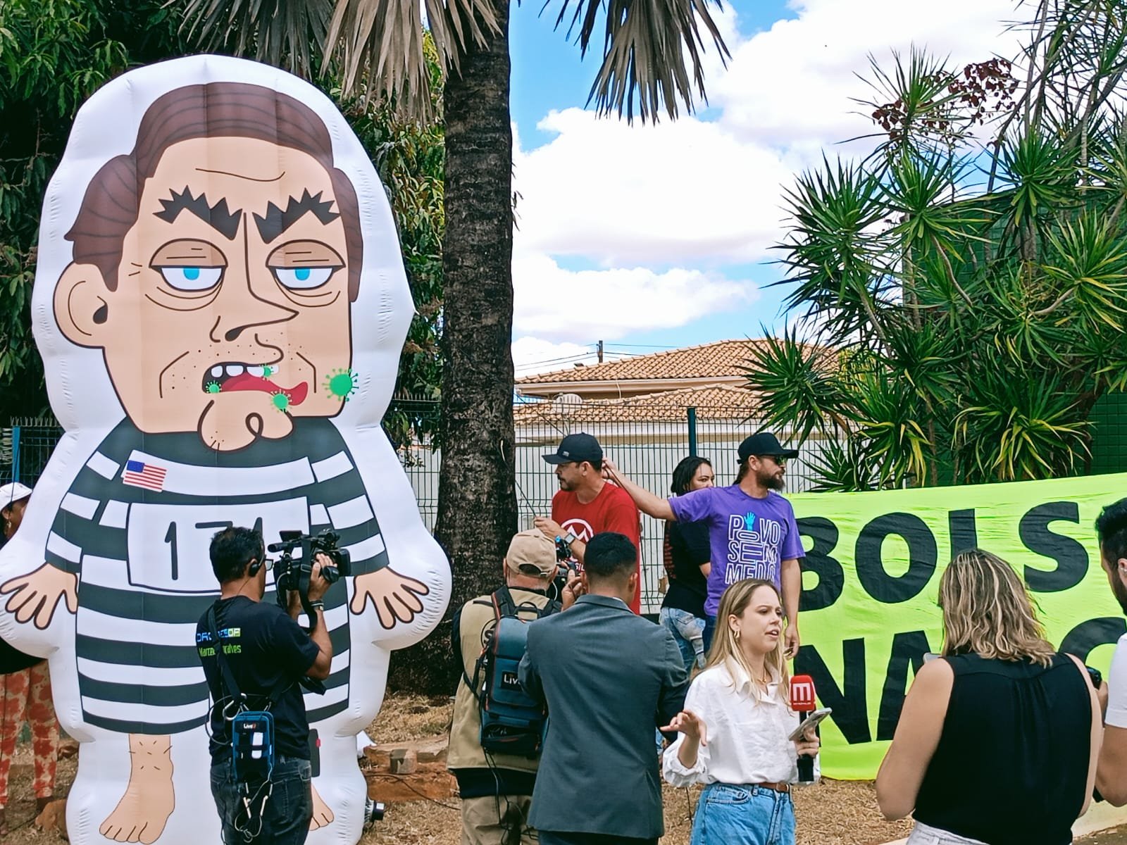 Manifestantes inflam boneco de Bolsonaro vestido de presidiário em frente a condomínio onde ex-presidente cumpre prisão domiciliar