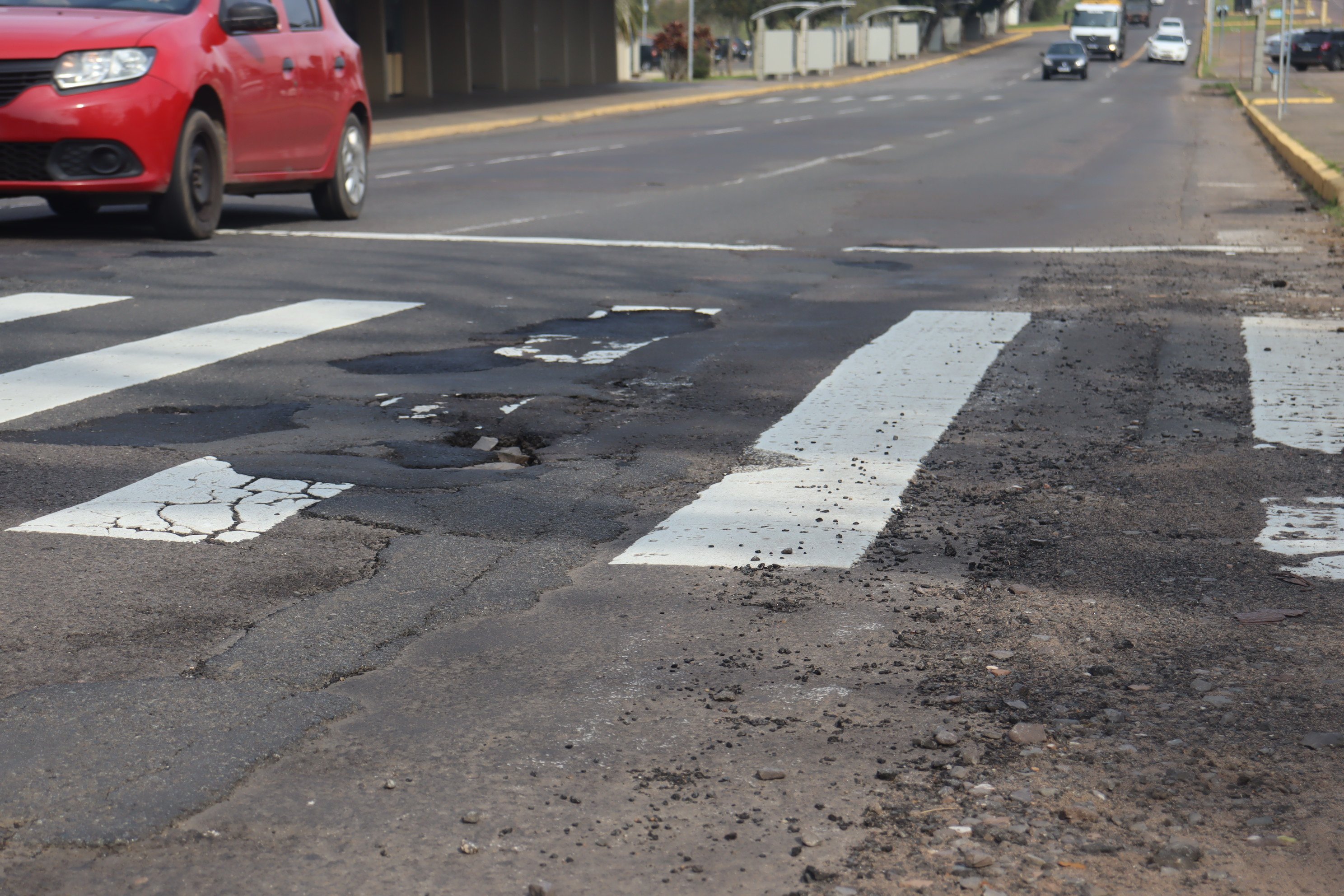 Na Avenida Unisinos, buracos (acima) e "cocurutos" (abaixo) são vistos; ação passou pelo trecho há alguns dias