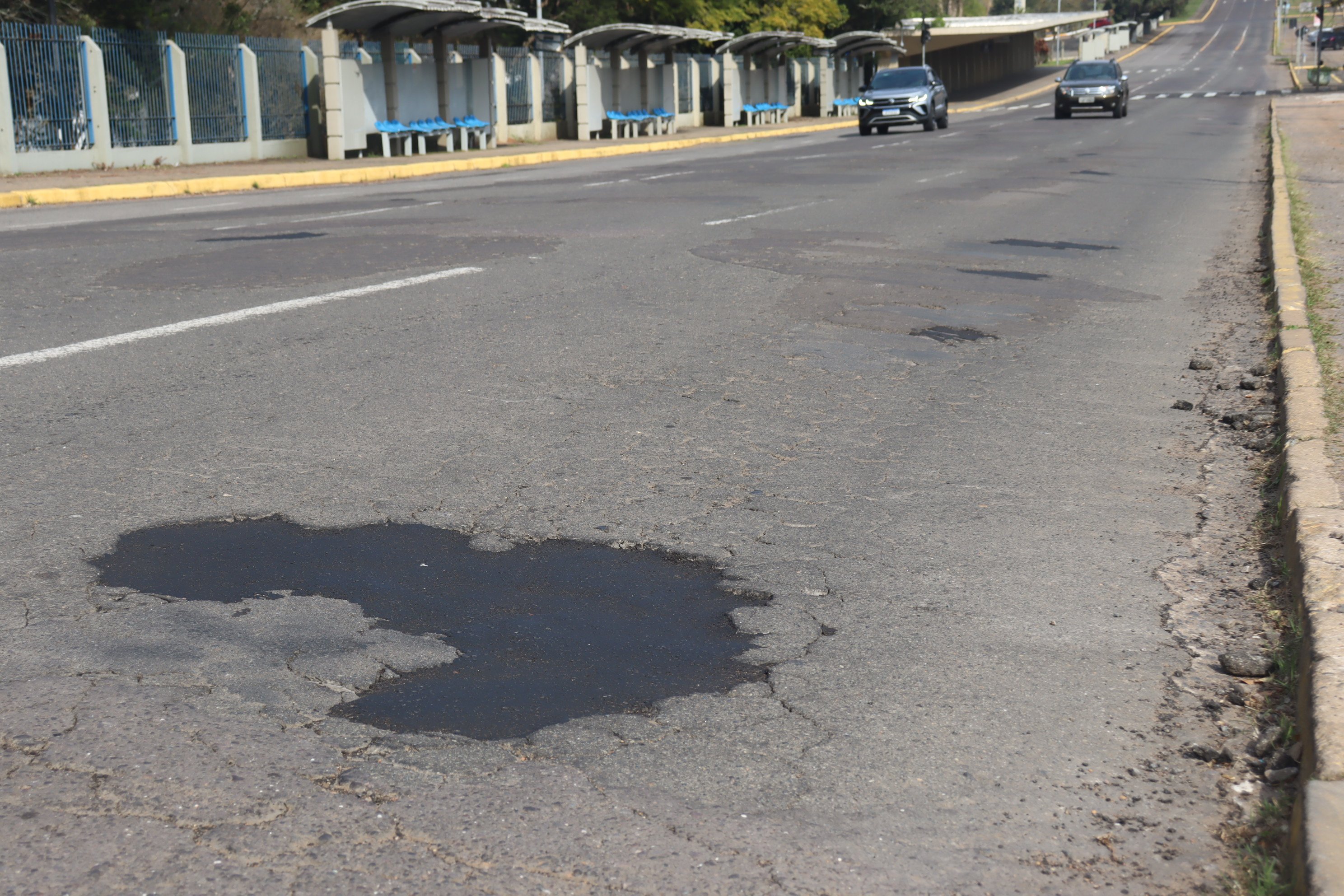 Buracos e remendos em ruas de São Leopoldo - Avenida Unisinos