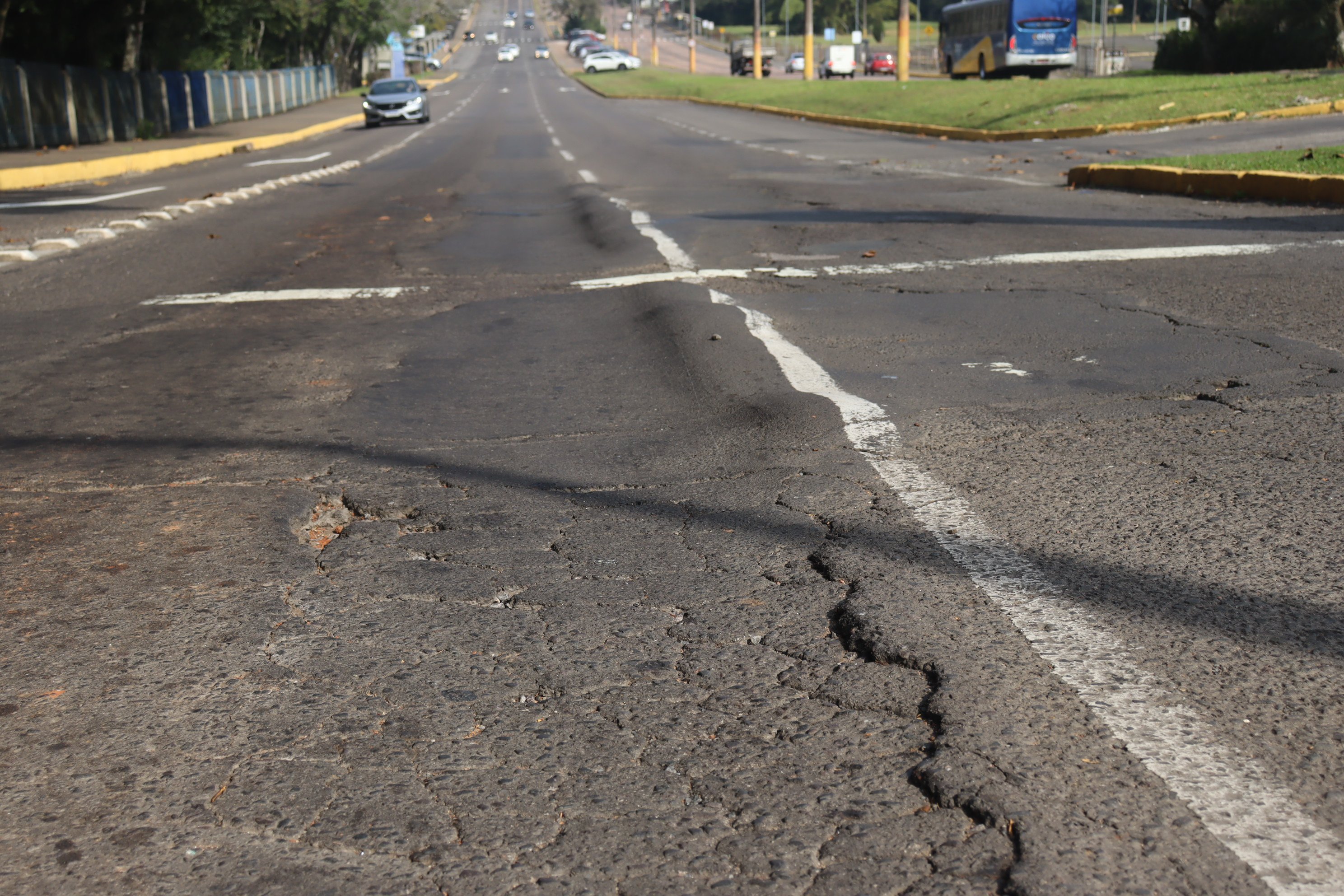 Buracos e desníveis em ruas de São Leopoldo - Avenida Unisinos