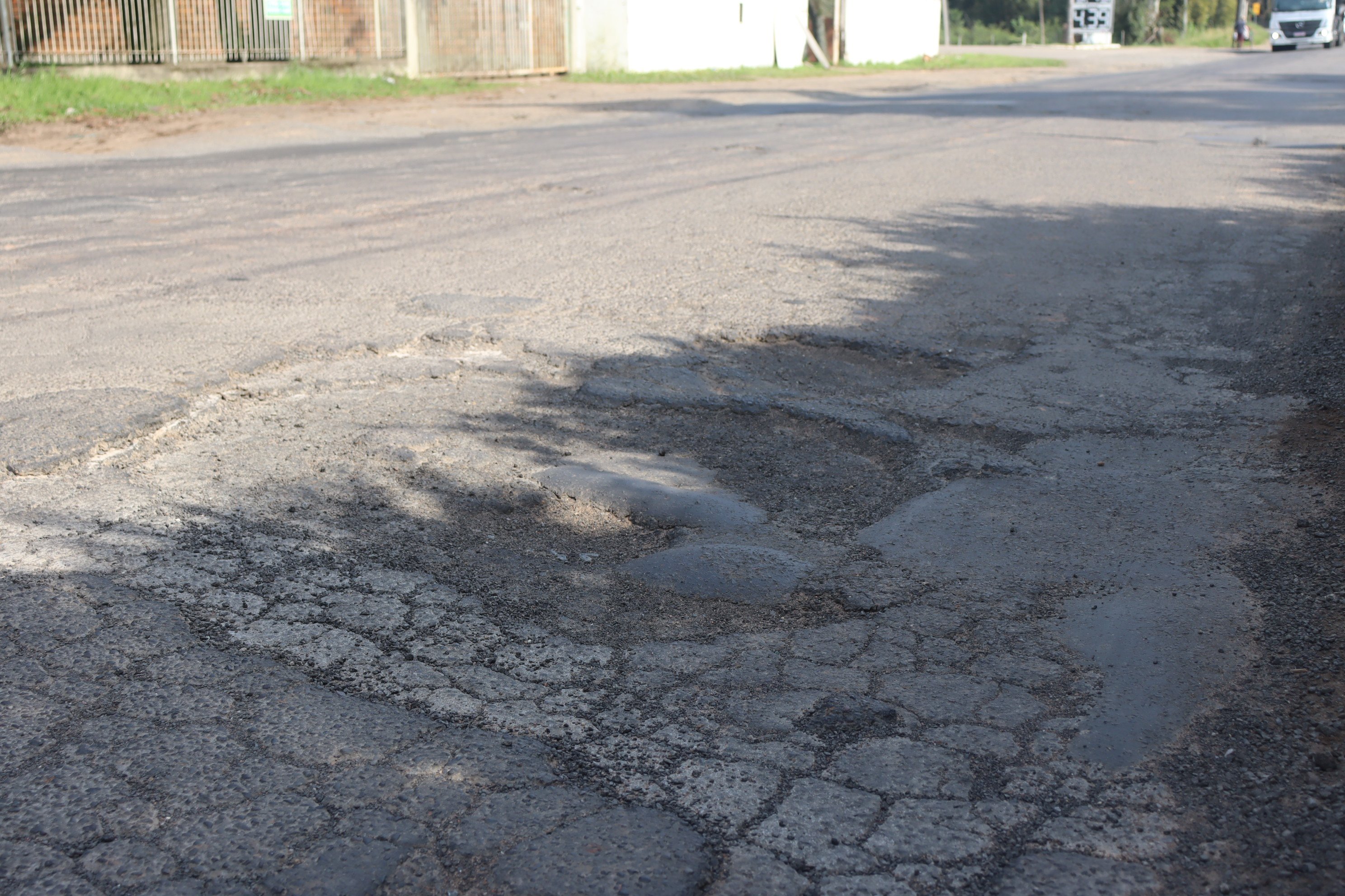 Buracos e remendos em ruas de São Leopoldo - Avenida Feitoria