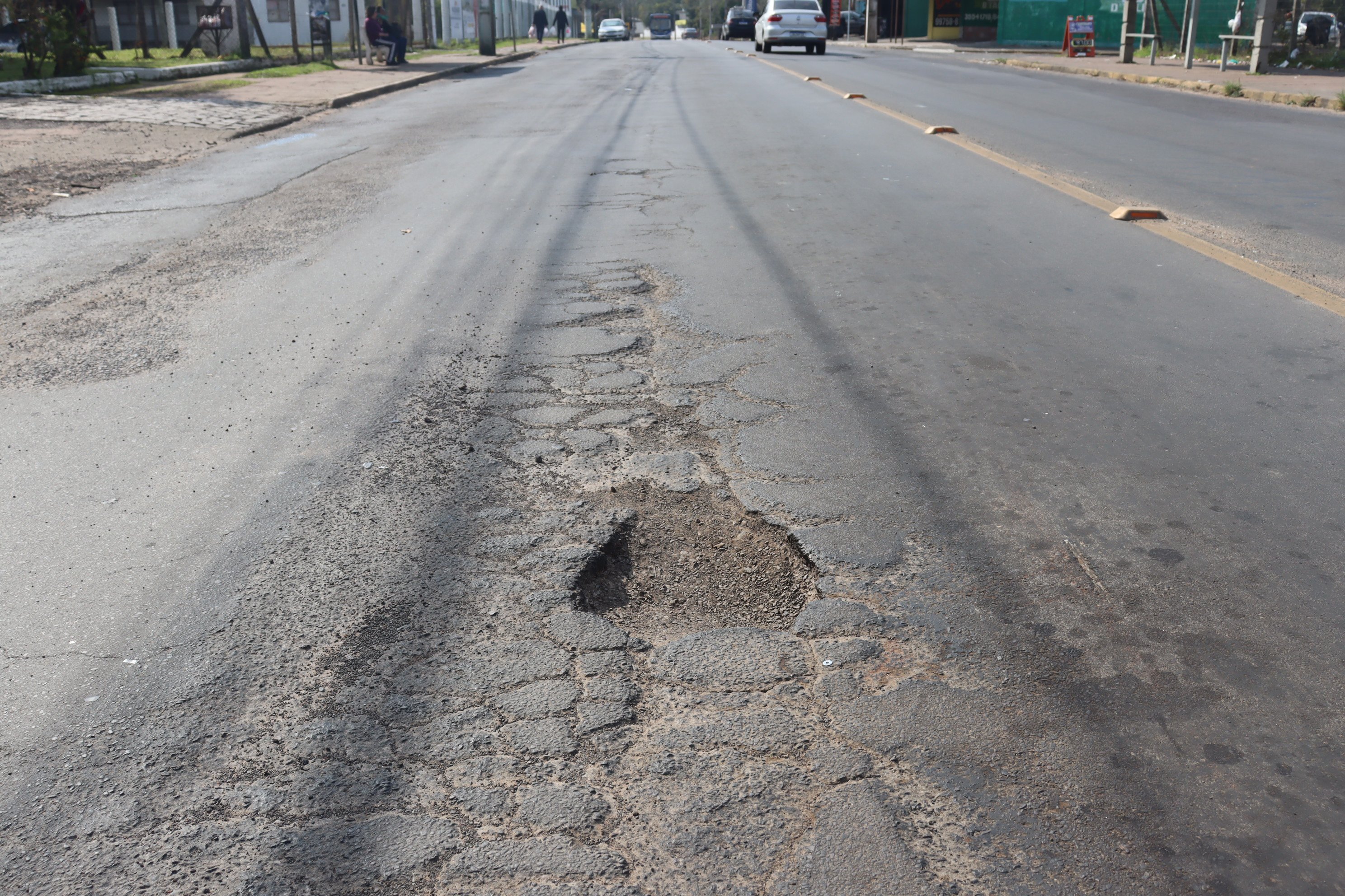 Buraco bem no meio da pista na Avenida Feitoria