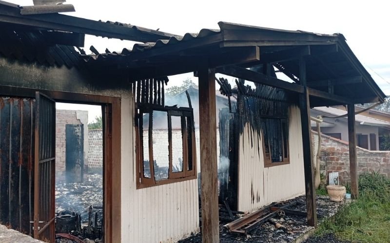 Casa é destruída por incêndio em Portão