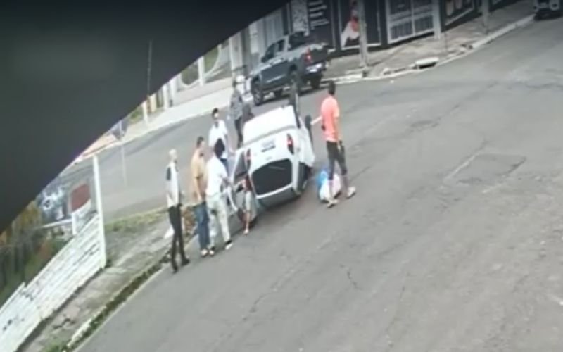 Grávida está entre as passageiras de motorista de app que teve carro capotado; veja vídeo do acidente