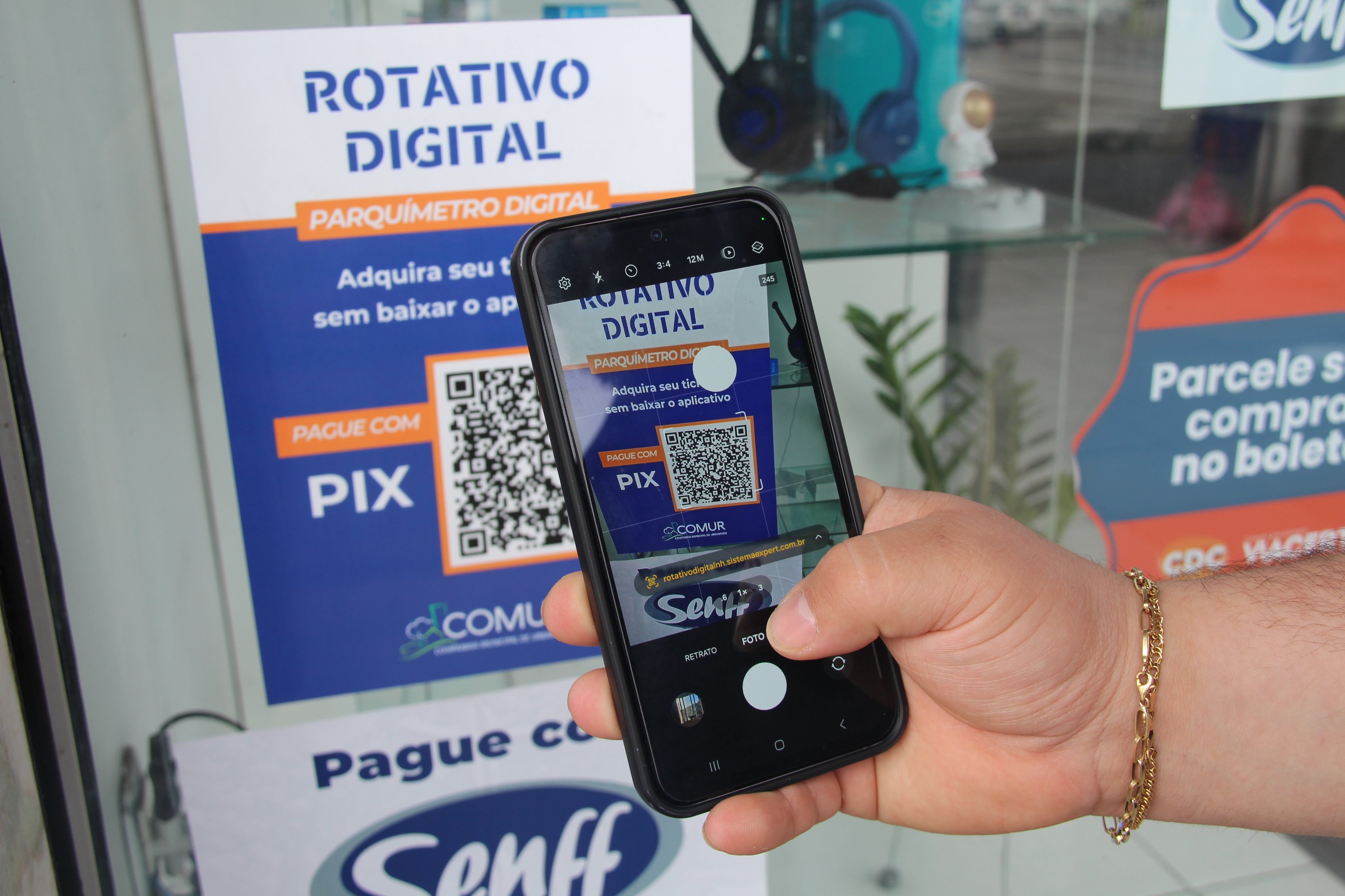 Parquímetros digitais começam a se espalhar pelo Centro de Novo Hamburgo, mas comerciantes ainda veem problemas