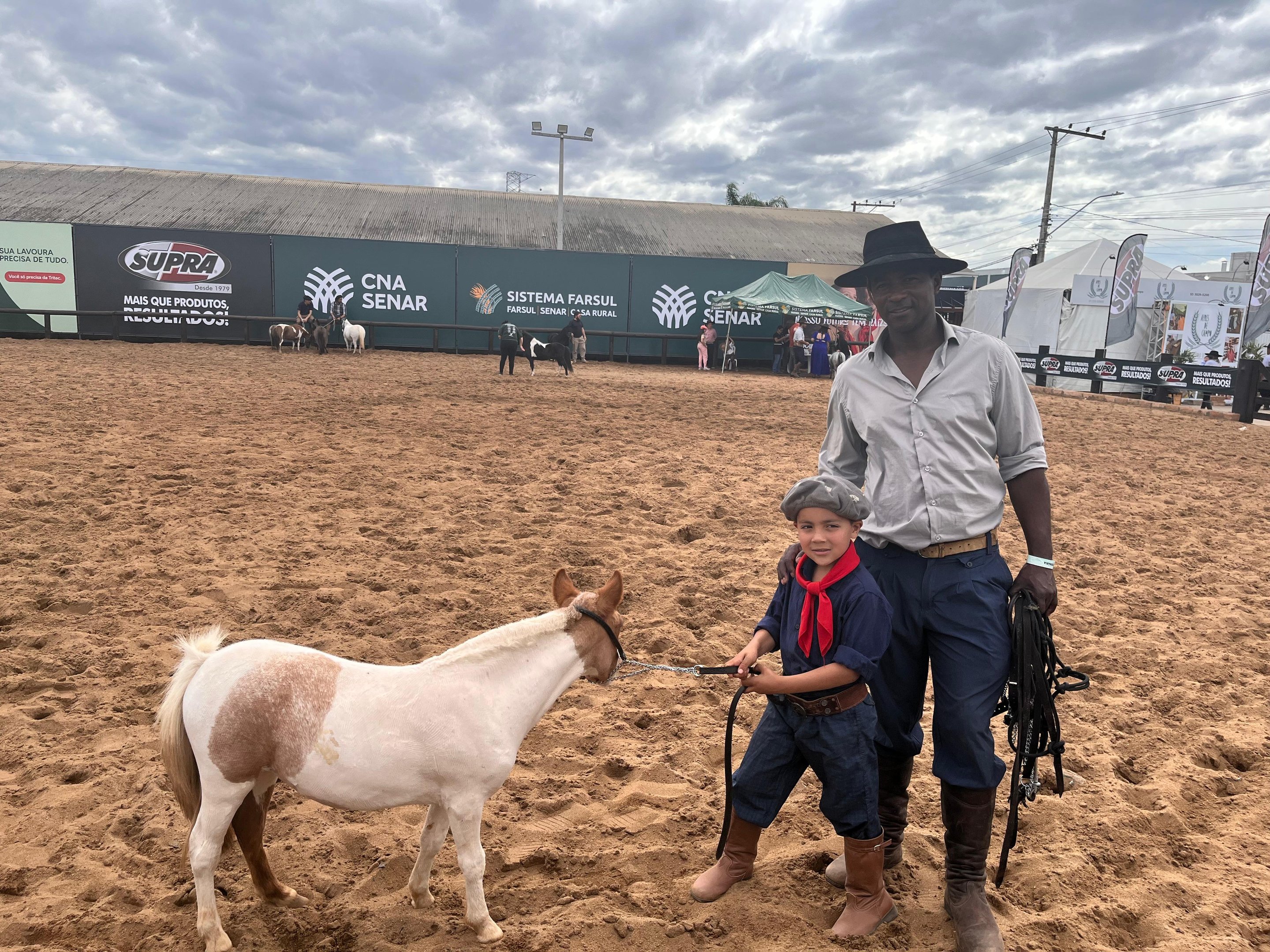 EXPOINTER: Capataz apresenta rotina do campo ao filho de 6 anos