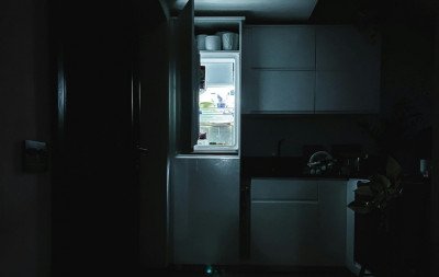 Geladeira estalando à noite? Descubra o que significa