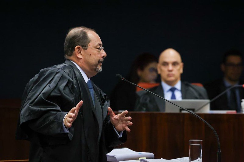 Não há uma única prova que ligue Bolsonaro a golpe de 8 de janeiro, diz defesa de ex-presidente no 2º dia de julgamento