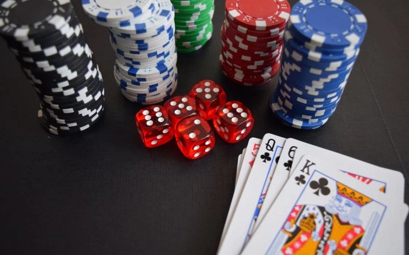 jogo_de_cartas_fichas_poquer.jpg