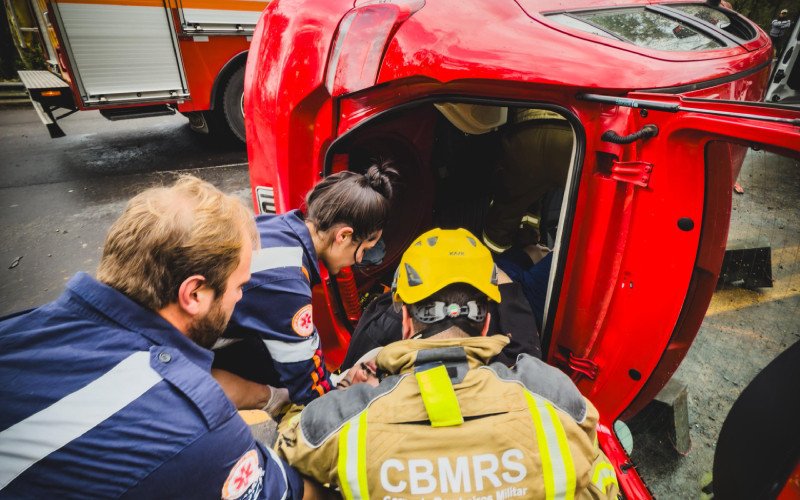 Carro tomba na RS-115, em Gramado, e motorista fica preso às ferragens 