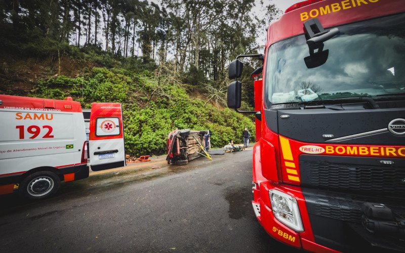 Carro tomba na RS-115, em Gramado, e motorista fica preso às ferragens 