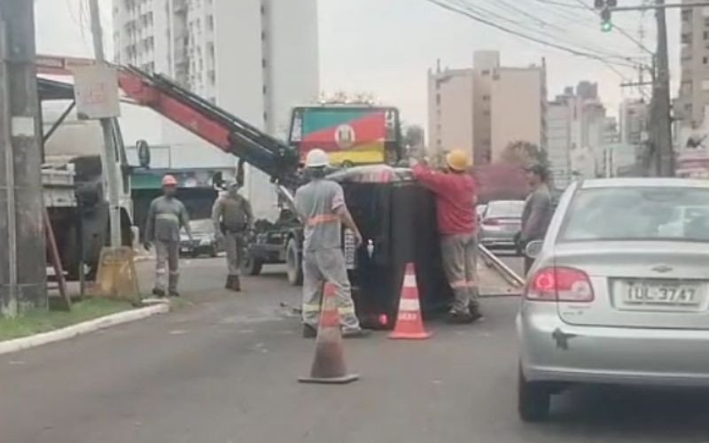 Capotamento no cruzamento da Avenida Padro Adams Filho com a Rua Osvaldo Aranha, em Novo Hamburgo | abc+