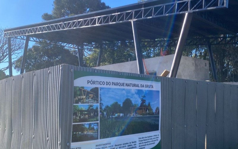 Obras de pórtico de acesso no Parque da Gruta, no Carniel