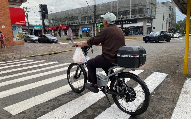 Cristiano Brates, 76 anos, se adaptou à bike elétrica  | abc+