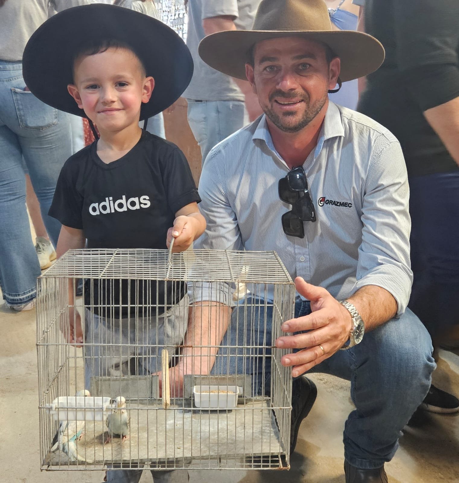 Aves retornam à Expointer: Éverton comprou um casal de periquitos para o filho Gabriel