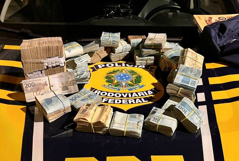 PRF acha R$ 364 mil em espécie dentro de carro com placas de Novo Hamburgo; dois homens são presos