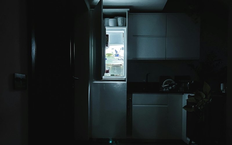 O que significa quando a geladeira faz estalos altos à noite