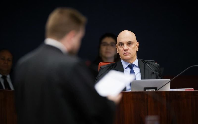 Houve afastamento entre Bolsonaro e Heleno no final do governo, diz defesa do ex-GSI