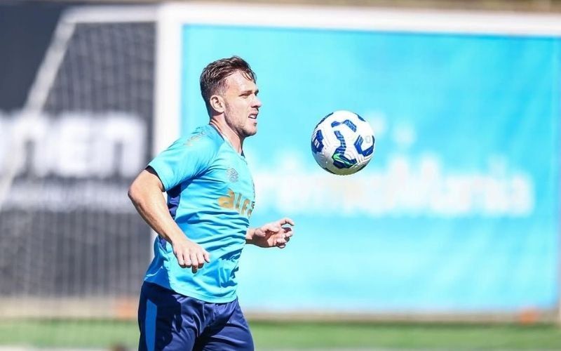 Volante Arthur treina antes da reapresentação do time do Grêmio