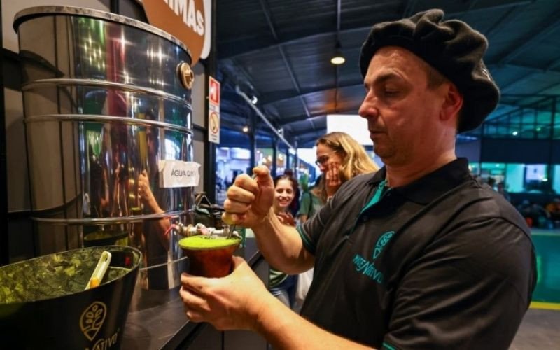 Estrutura na Expointer ensina preparo do chimarrão e oferece erva e água gratuitamente  | abc+