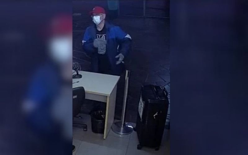 Homem foi flagrado no momento em que deixou mala com parte de um tórax feminino na Rodoviária de Porto Alegre | abc+