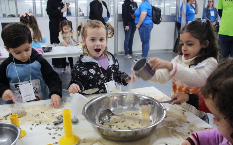 Educação infantil participa de experiências imersivas na 12ª Femictec