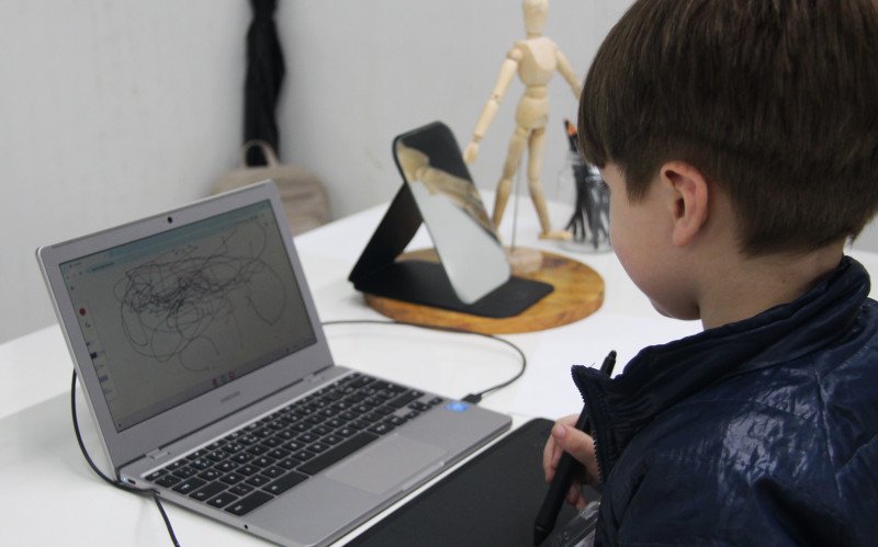 Educação infantil participa de experiências imersivas na 12ª Femictec
