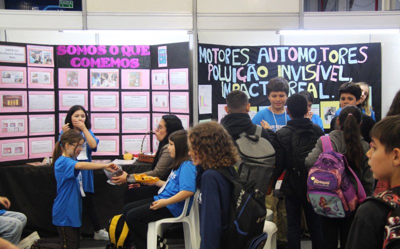 Estudantes apresentam projetos na 12ª Feira Municipal de Iniciação Científica e Tecnológica (Femictec), na Fenac, em Novo Hamburgo