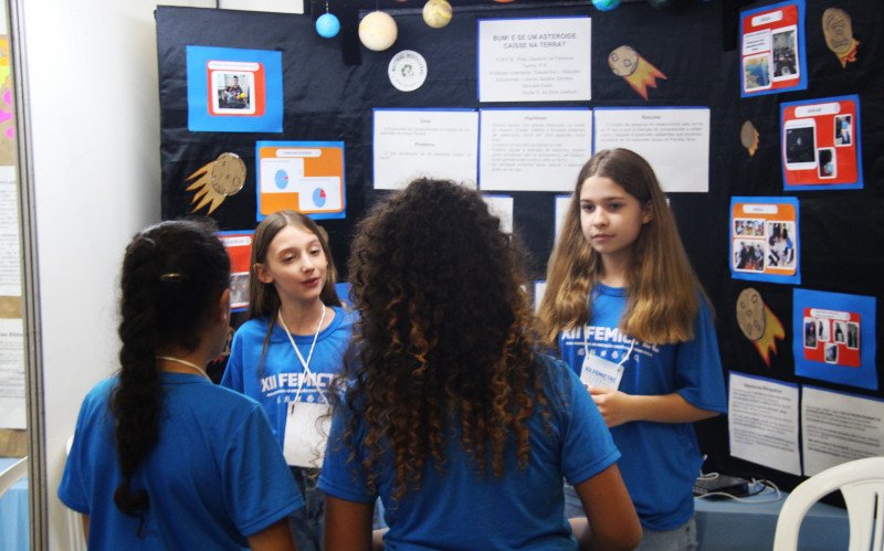 Estudantes apresentam projetos na 12ª Feira Municipal de Iniciação Científica e Tecnológica (Femictec), na Fenac, em Novo Hamburgo