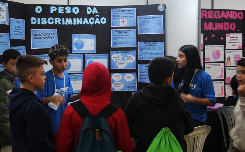 Estudantes apresentam projetos na 12ª Feira Municipal de Iniciação Científica e Tecnológica (Femictec), na Fenac, em Novo Hamburgo