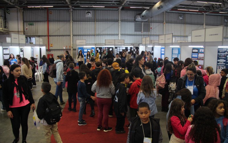 Estudantes apresentam projetos na 12ª Feira Municipal de Iniciação Científica e Tecnológica (Femictec), na Fenac, em Novo Hamburgo
