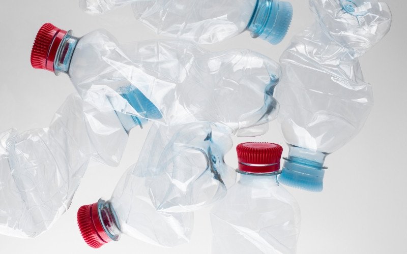 Por ano, um estudo de 2019 estima que adultos consumam até 52 mil partículas de microplásticos | abc+