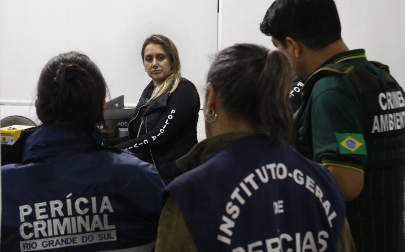A delegada Luciane Bertoletti, ao fundo, conduz a investigação de caso complexo envolvendo a Secretaria do Bem-Estar Animal de Canoas | abc+