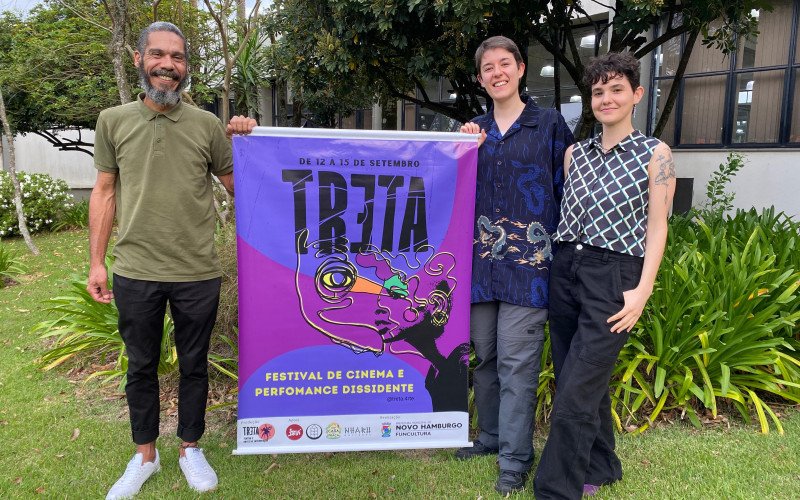 Gravatown (E), Pam e Maria (D) visitaram o Jornal NH | abc+