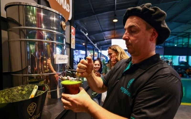 EXPOINTER: Espaço ensina preparo do chimarrão e distribui erva e água quente de graça