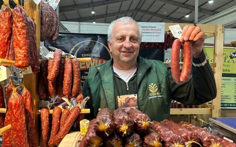 Amarildo José Pellentz, de Picada Café, que comercializa embutidos no Pavilhão da Agricultura Familiar | abc+
