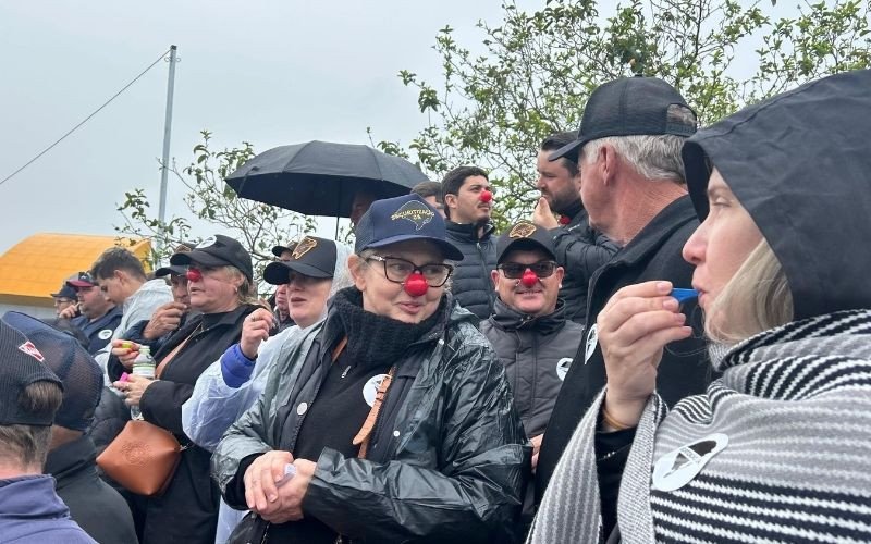 Agricultores fazem protesto com coroas de flores e balões pretos na abertura oficial da Expointer | abc+