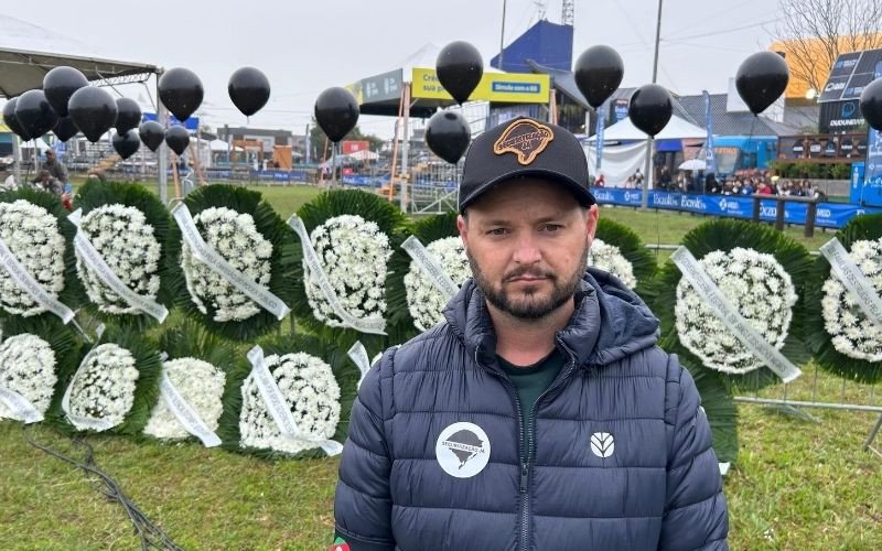 Agricultores fazem protesto com coroas de flores e balões pretos na abertura oficial da Expointer | abc+