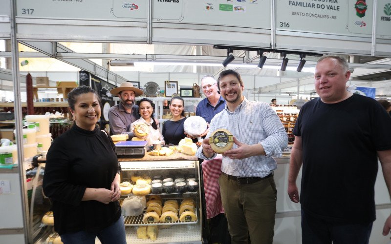 Prefeito de Canela prestigia Expointer, participa de reuniões e visita estandes de agroindústrias