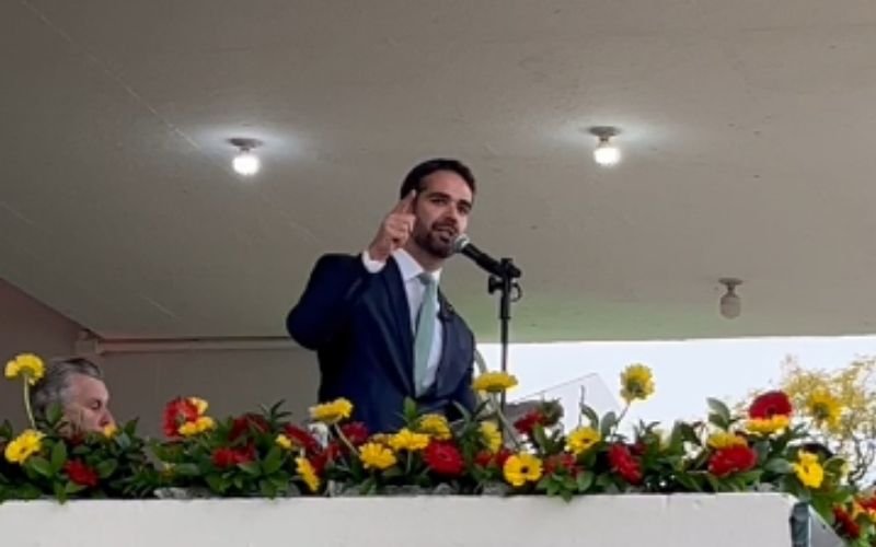 VÍDEO: "Com a vaia de vocês, vou seguir em frente na minha carreira política"; Eduardo Leite rebate manifestantes na abertura da Expointer