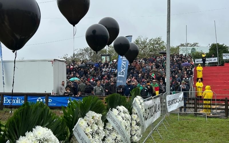 Agricultores fazem protesto com coroas de flores e balões pretos na abertura oficial da Expointer