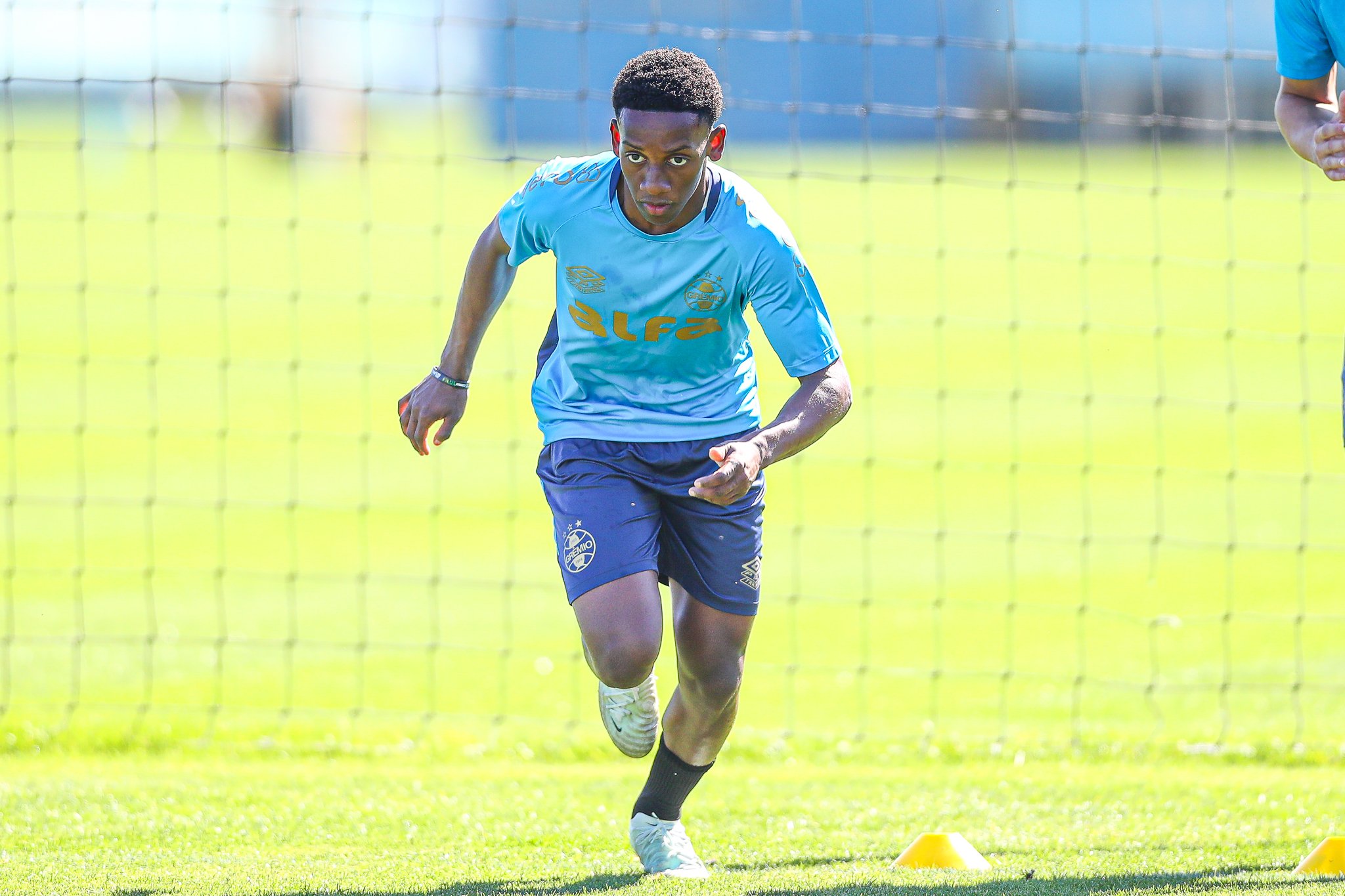 Shakhtar Donetsk faz proposta por joia gremista Gabriel Mec