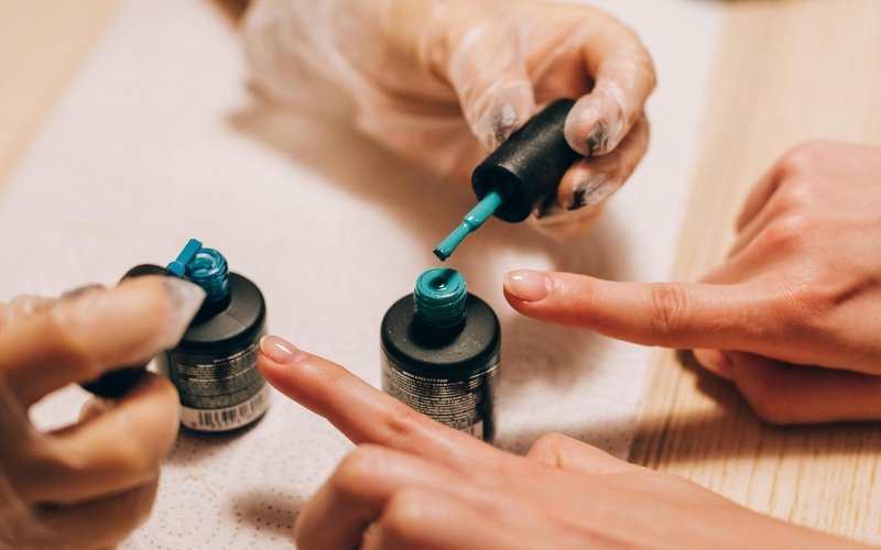 Tóxica? Substância usada em produtos para unhas em gel é proibida; entenda