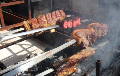 Churrasco é a principal atração nos piquetes do Acampamento Farroupilha de Sapiranga, reunindo famílias e amigos em torno do fogo de chão