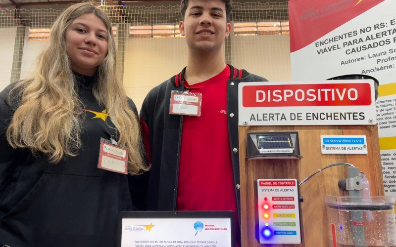 Laura Schmidt Zimmermann e Luckas Pierre Duarte da Rosa, do Colégio Santa Catarina, apresentam protótipo de alerta de enchente | abc+