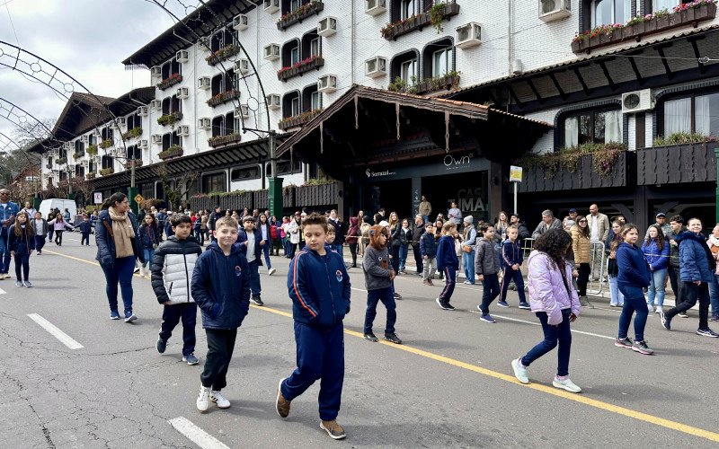 Desfile Cívico de 2025, que celebra o 7 de Setembro, homenageia os 70 anos de Gramado 