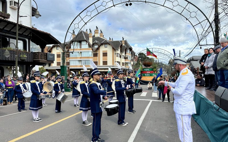 Desfile Cívico de 2025, que celebra o 7 de Setembro, homenageia os 70 anos de Gramado 