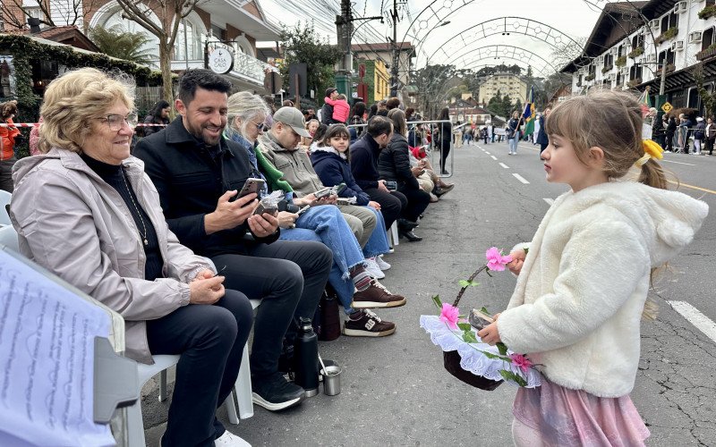 Desfile Cívico de 2025, que celebra o 7 de Setembro, homenageia os 70 anos de Gramado 