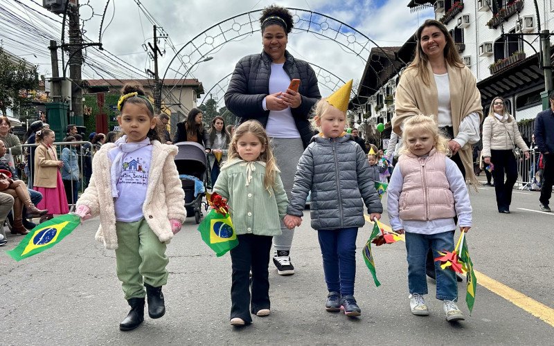 Desfile Cívico de 2025, que celebra o 7 de Setembro, homenageia os 70 anos de Gramado 